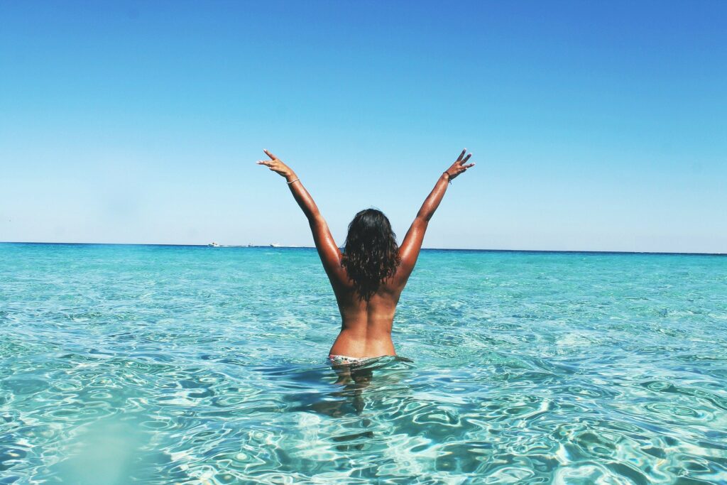 Frau im Meer mit Waxing bereit für den Urlaub
